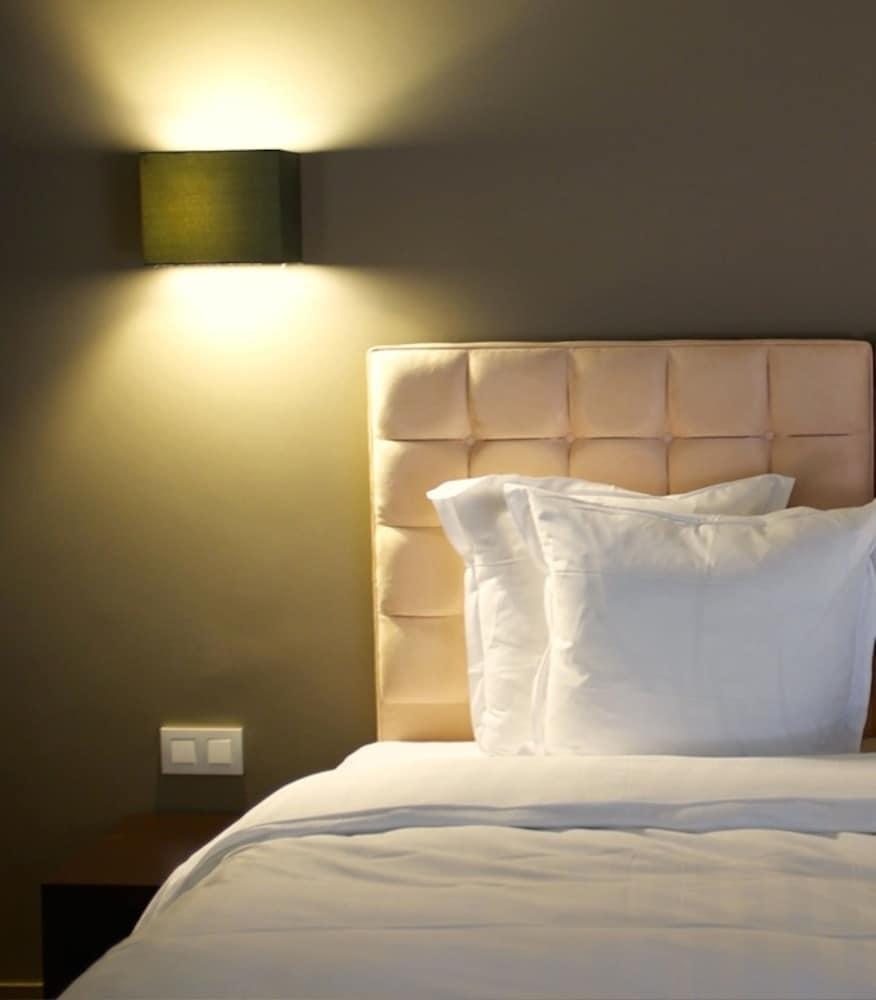 เดอะ นีว์ฟชาเทลโฮเต็ล Hotel Saint-Gilles ภายนอก รูปภาพ