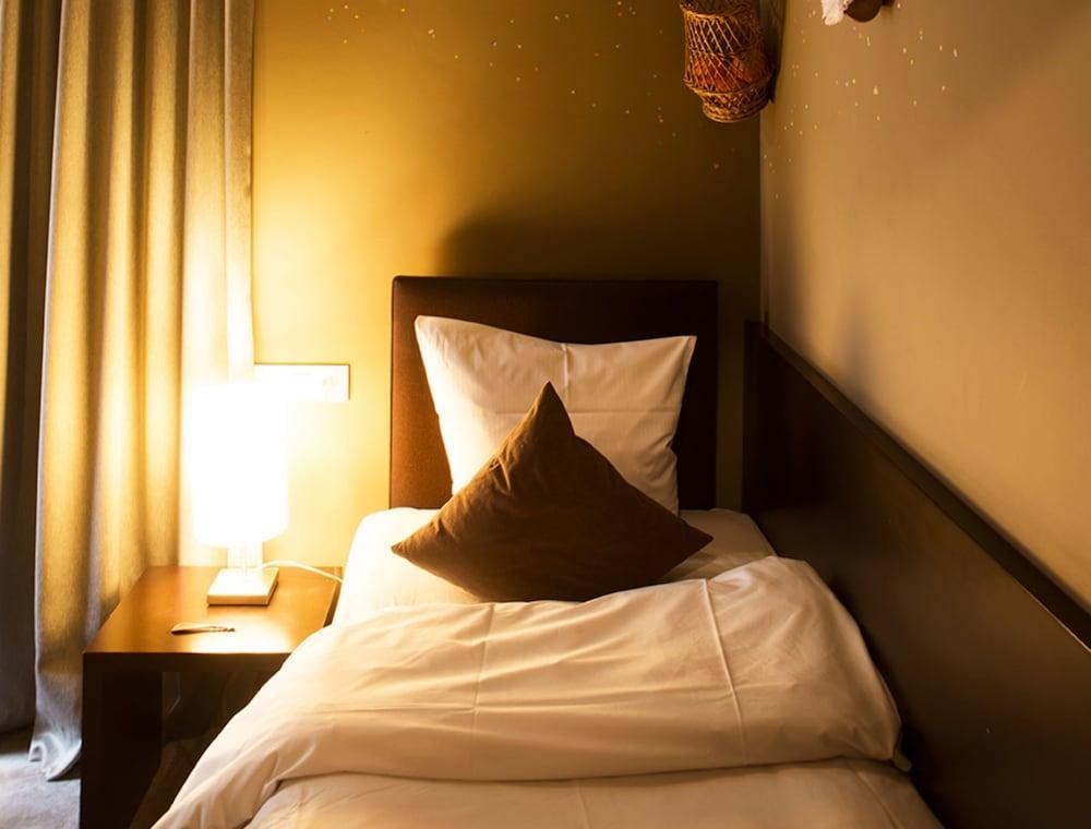 เดอะ นีว์ฟชาเทลโฮเต็ล Hotel Saint-Gilles ภายนอก รูปภาพ