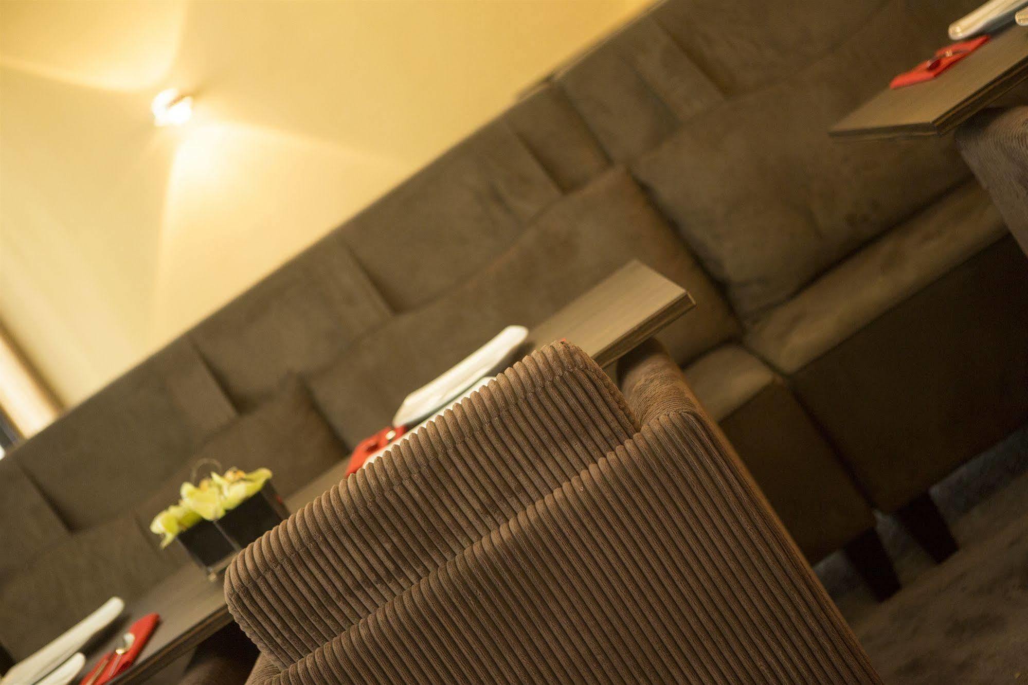 เดอะ นีว์ฟชาเทลโฮเต็ล Hotel Saint-Gilles ภายนอก รูปภาพ