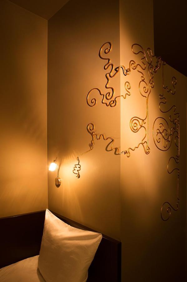 เดอะ นีว์ฟชาเทลโฮเต็ล Hotel Saint-Gilles ภายนอก รูปภาพ